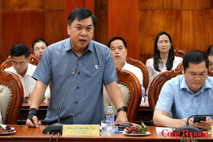 Thành viên Đoàn công tác Bộ Công Thương trao đổi, làm rõ các nội dung liên quan đến tình hình phát triển ngành Công Thương tỉnh Đồng Tháp.