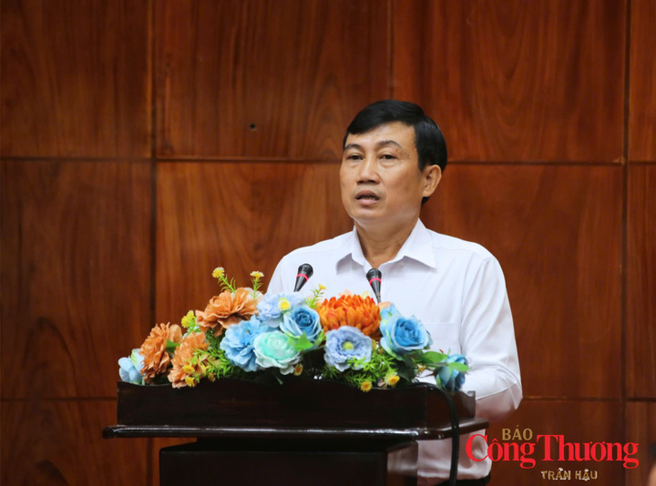 Ông Tào Tấn Tài, Phó Giám đốc Sở Công Thương tỉnh Đồng Tháp báo cáo với Đoàn công tác.