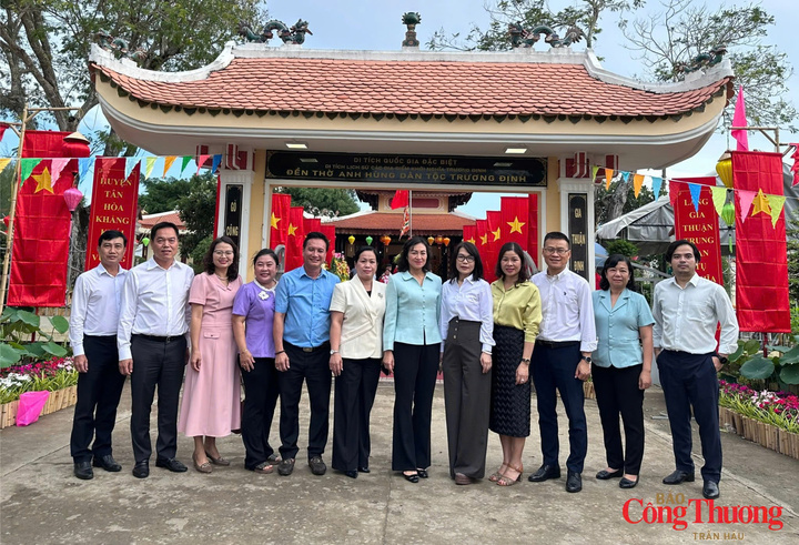 Đoàn công tác Bộ Công Thương cùng lãnh đạo tỉnh Đồng Tháp dâng hương tại Đền thờ Anh hùng dân tộc Trương Định.