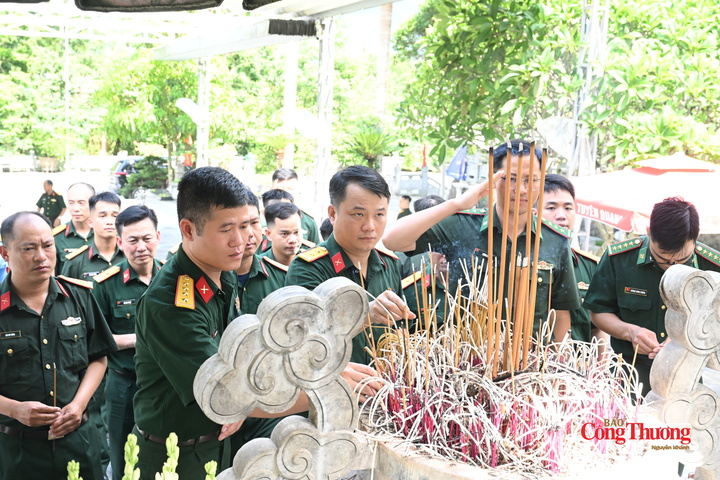 Các cán bộ chiến sĩ của đoàn thắp nén tâm hương trước anh linh các Anh hùng liệt sĩ.