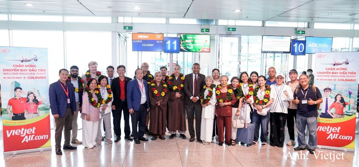 Lãnh đạo Vietjet tặng hoa và chào đón hành khách trên chuyến bay đầu tiên.