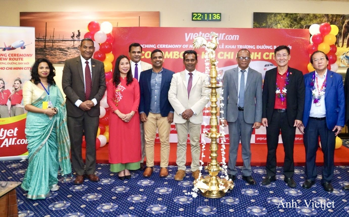 Các đại biểu thực hiện nghi thức khai trương đường bay Colombo - TP.HCM của Vietjet.