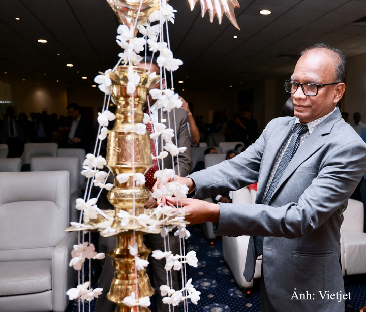Bộ trưởng Bộ Cảng và Hàng không kiêm Bộ trưởng Bộ Năng lượng Sri Lanka Anura Karunathilake thực hiện nghi thức khai trương đường bay mới của Vietjet