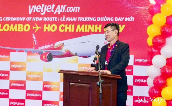 Phó Tổng giám đốc Thương mại Vietjet Tạ Hữu Thanh phát biểu cảm ơn và chào mừng đường bay mới.