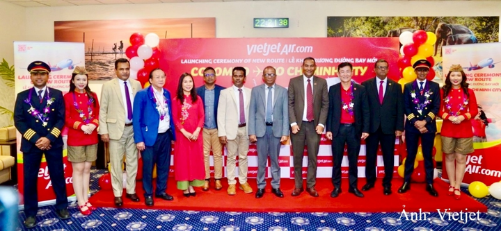 Lãnh đạo các bộ, ngành, sân bay cùng phi hành đoàn Vietjet dự lễ khai trương và chúc mừng chuyến bay đầu tiên của Vietjet.