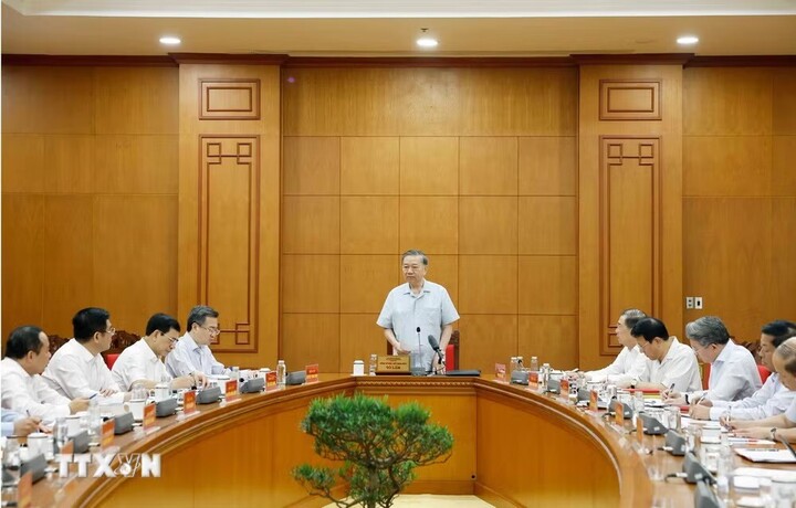 Tổng Bí thư, Chủ tịch nước Tô Lâm chủ trì buổi làm việc với Ban Chính sách, chiến lược Trung ương và các cơ quan liên quan về Đề án tổng kết Nghị quyết số 36-NQ/TW ngày 22/10/2018 của Ban Chấp hành Trung ương Đảng khóa XII về Chiến lược phát triển bền vững kinh tế biển Việt Nam đến năm 2030, tầm nhìn đến năm 2045. Ảnh: TTXVN