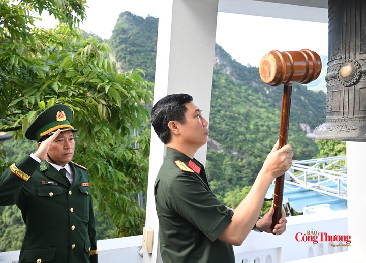 Đại tá Đỗ Duy Chinh thỉnh chuông tại Đền thờ các Anh hùng Liệt sĩ tại điểm cao 468 trước giờ làm lễ dâng hương.