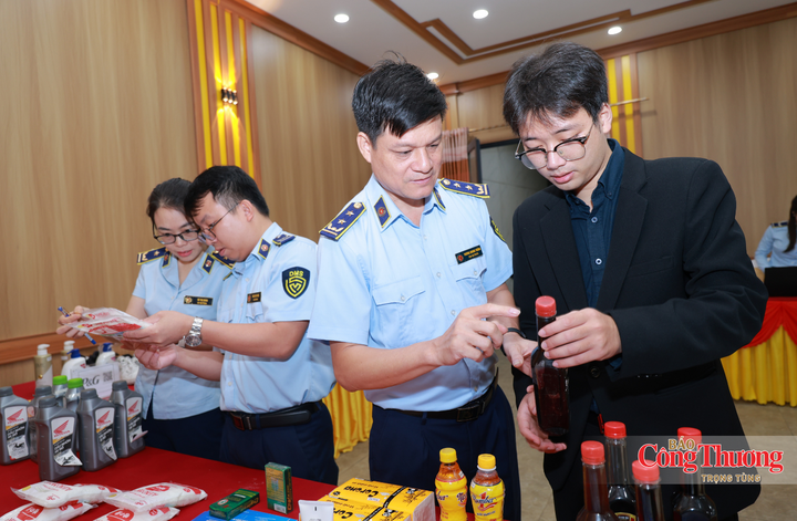 Lực lượng QLTT hướng dẫn nhận diện hàng giả, hàng nhái.