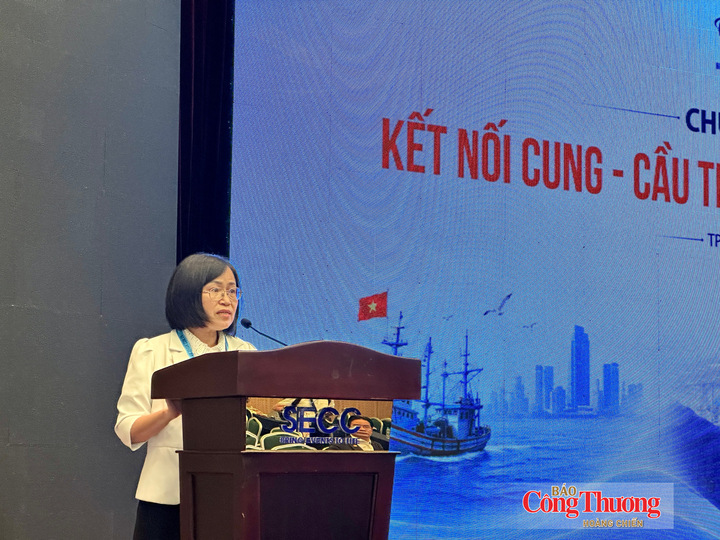 Bà Lê Hằng, Phó Tổng Thư ký Hiệp hội Chế biến và Xuất khẩu Thủy sản Việt Nam (VASEP) phát biểu tại hội nghị