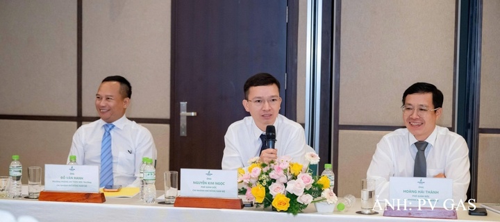 Đoàn Chủ tịch điều hành hội nghị. Ảnh: PV GAS