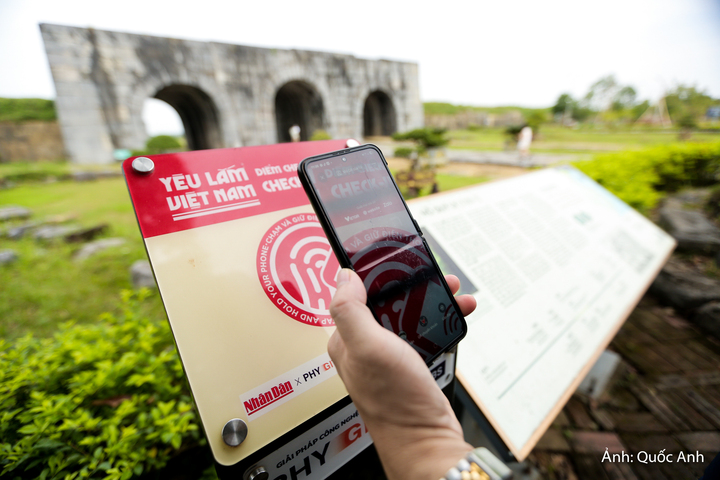 Du khách chỉ cần quét mã QR tiếp cận nhanh thông tin về di tích mà không nhất thiết phải sử dụng tài liệu giấy hay chờ hướng dẫn viên.