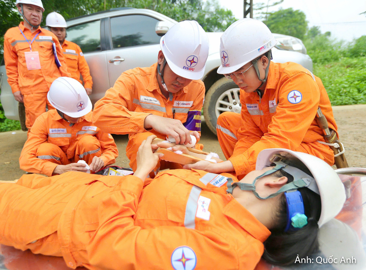 Tình huống trong quá trình kiểm tra sự cố, một công nhân trượt ngã gẫy tay, được sơ cứu tại chỗ theo quy trình y tế, sau đó nhanh chóng vận chuyển nạn nhân đến cơ sở y tế gần nhất để điều trị kịp thời.