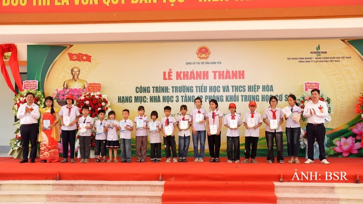 BSR trao những phần quà dành tặng các học sinh có thành tích xuất sắc và học sinh có hoàn cảnh khó khăn của nhà trường. Ảnh: BSR