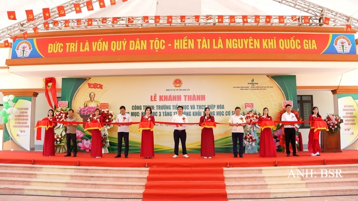 Các đại biểu thực hiện nghi thức cắt băng khánh thành công trình. Ảnh: BSR