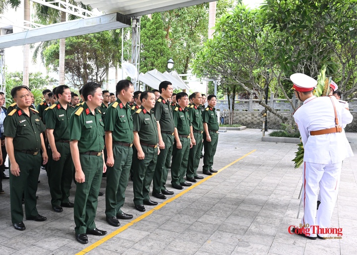 Đoàn cán bộ, học viên lớp tập huấn thực hiện Đề án 1219 năm 2026 thực hiện các nghi thức trước dâng hương.