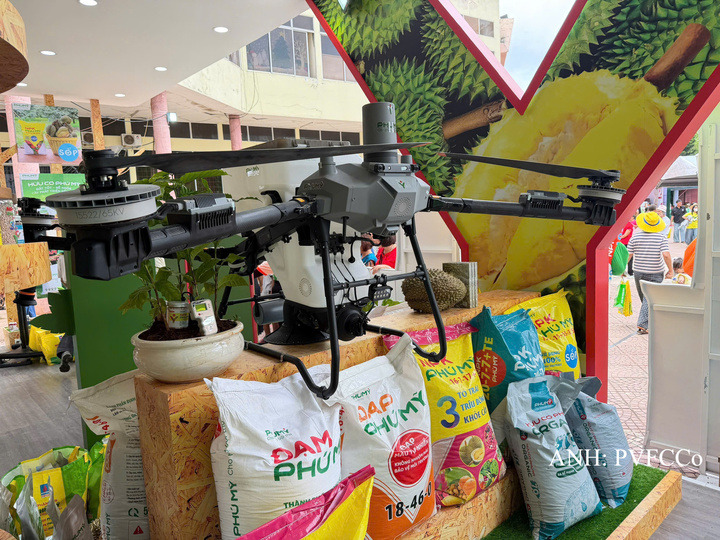 Drone và các sản phẩm phân bón Phú Mỹ được trưng bày ở gian hàng. Ảnh: PVFCCo