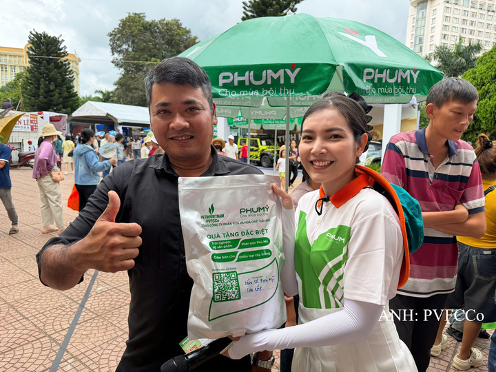 Gian hàng Phú Mỹ với nhiều hoạt động hấp dẫn thu hút đông đảo khách thăm quan. Ảnh: PVFCCo