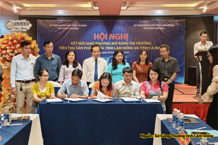 Bà Cao Thị Thanh, Phó Giám đốc Sở Công Thương tỉnh Lâm Đồng (áo xanh), cùng các đại biểu chứng kiến các doanh nghiệp 2 tỉnh ký kết hợp tác.