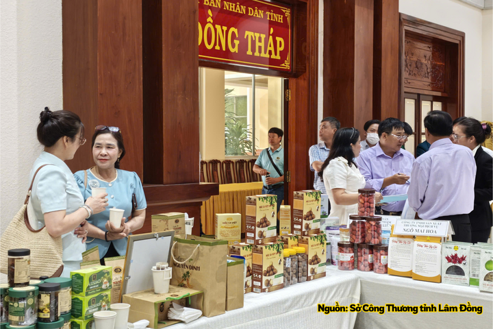 Các sản phẩm đặc trưng của tỉnh Lâm Đồng được trưng bày tại hội nghị kết nối giao thương giữa tỉnh Lâm Đồng và Đồng Tháp.