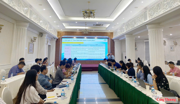 TS. Nguyễn Tiến Đạt, giảng viên Khoa Luật Kinh tế - Học viện Chính sách và Phát triển, Bộ Tài chính phát biểu tại hội nghị.