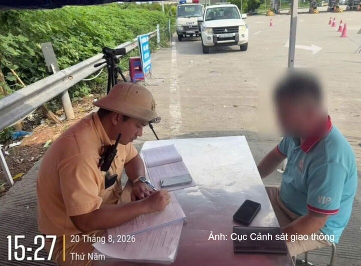 Lực lượng Cảnh sát giao thông làm việc với lái xe vi phạm.