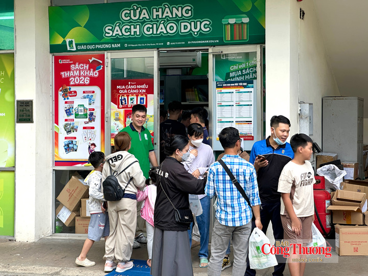 Dù lượng phụ huynh đến mua sách đã hạ nhiệt so với những ngày trước, không khí tại cửa hàng vẫn khá đông đúc tại Cửa hàng sách giáo dục (231 Nguyễn Văn Cừ).