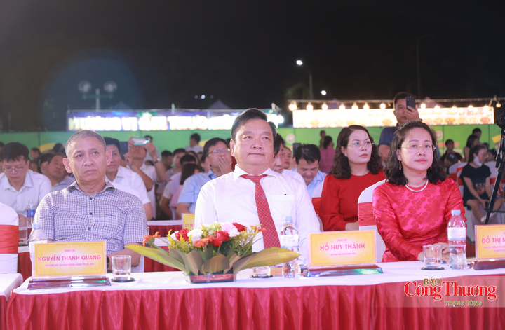 Các đại biểu tham dự lễ khai mạc.