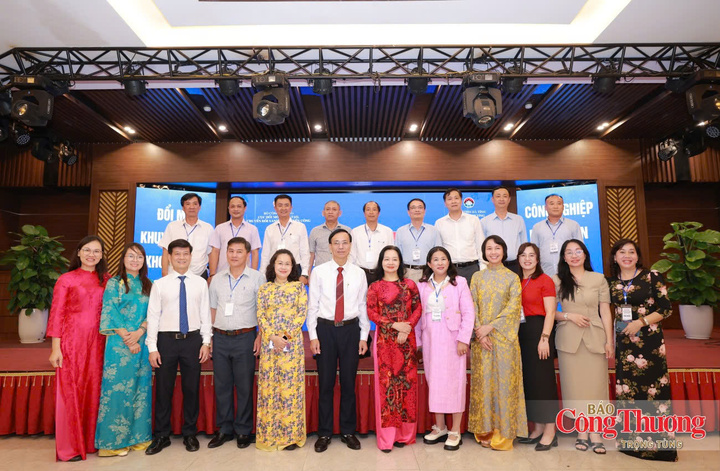 Các đại biểu chụp ảnh lưu niệm tại hội nghị.