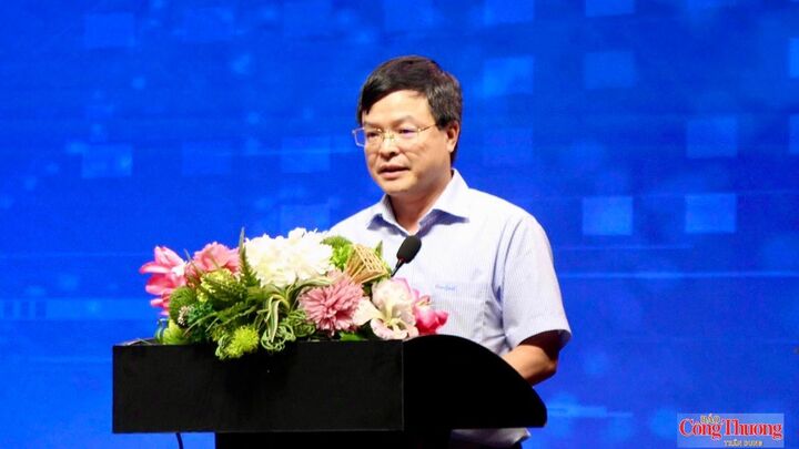 PGS.TS Vũ Thành Hưởng - Viện trưởng Viện Đào tạo Sau đại học, Đại học Kinh tế Quốc dân, phát biểu tại hội nghị.