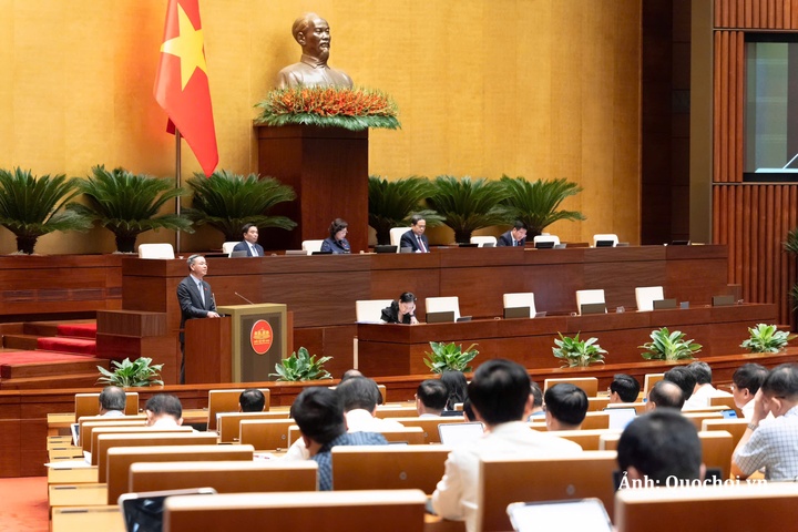 Bộ trưởng Bộ Tài chính Ngô Văn Tuấn trình bày tờ trình dự án nghị quyết.