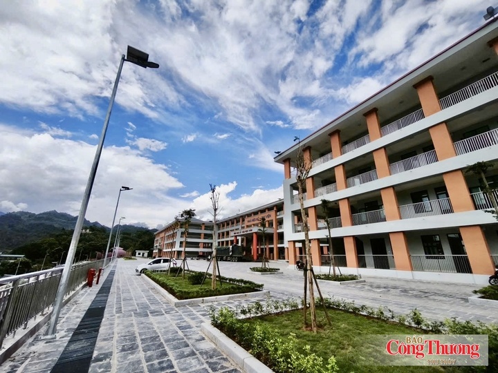 Không gian khang trang từ những ngôi trường nội trú liên cấp vùng biên tạo diện mạo mới.