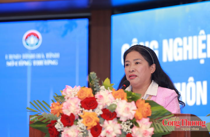 Đại biểu Cao Thị Thanh, Phó Giám đốc Sở Công Thương tỉnh Lâm Đồng trình bày tham luận tại hội nghị.
