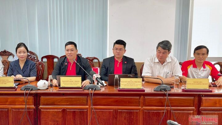 Ông Nguyễn Bác Toán - Phó Tổng Giám đốc Thương mại Vietjet (thứ 2 bên trái) phát biểu tại buổi làm việc.