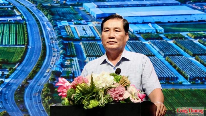 Ông Hứa Trường Sơn, Phó Giám đốc Sở Công Thương TP. Cần Thơ báo cáo về Nghị quyết số 59.