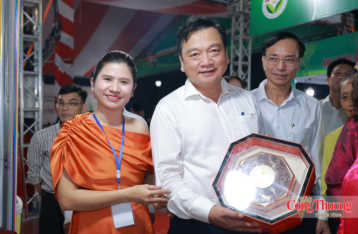 Các sản phẩm tham gia hội chợ thuộc nhiều nhóm ngành hàng: sản phẩm CNNT tiêu biểu các cấp, sản phẩm OCOP, sản phẩm làng nghề truyền thống, hàng thủ công mỹ nghệ; nông sản, thực phẩm chế biến, đồ uống, hàng tiêu dùng; sản phẩm công nghiệp hỗ trợ, máy móc, thiết bị phục vụ sản xuất…