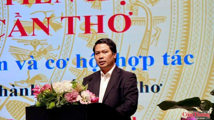 Ông Hà Vũ Sơn, Chánh văn phòng Thành uỷ Cần Thơ, phát biểu tại hội nghị.