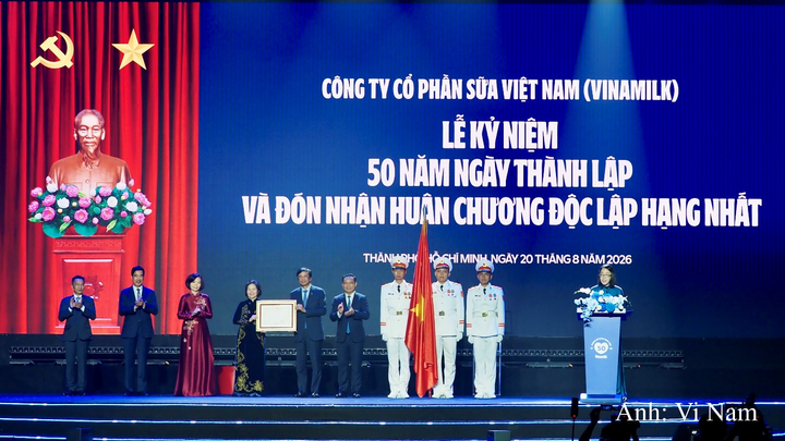 Ông Nguyễn Văn Được, Ủy viên Ban Chấp hành Trung ương Đảng, Phó Bí thư Thành ủy, Chủ tịch UBND TP. Hồ Chí Minh trao Huân chương Độc lập hạng Nhất cho Vinamilk.