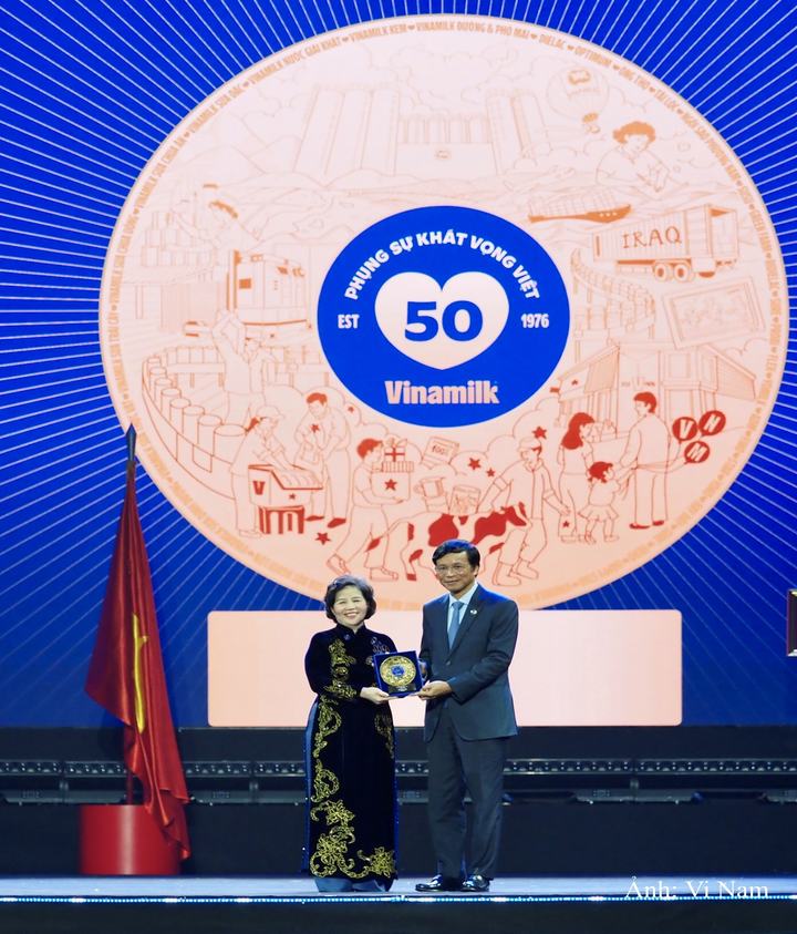 Chủ tịch HĐQT Vinamilk Nguyễn Hạnh Phúc trao Kỷ niệm chương 50 năm cống hiến trọn đời cho Tổng Giám đốc Mai Kiều Liên.