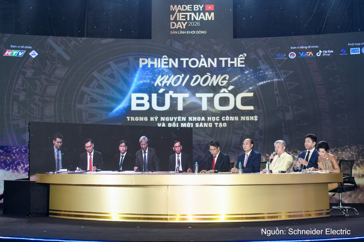 Toàn cảnh phiên toàn thể “Khơi dòng - Bứt tốc trong kỷ nguyên khoa học, công nghệ và đổi mới sáng tạo” tại điểm cầu Trung tâm Triển lãm quốc tế WTC EXPO, phường Bình Dương.