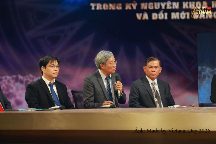 Ông Phạm Bình An (giữa), Phó Viện trưởng Viện Nghiên cứu phát triển TP. Hồ Chí Minh chia sẻ tại điểm cầu HTV.