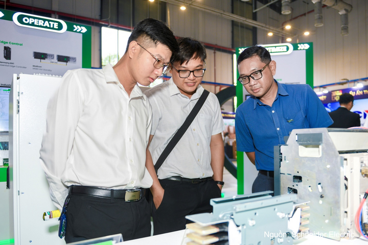 Khách tham dự trải nghiệm khu vực trưng bày giải pháp của Schneider Electric.