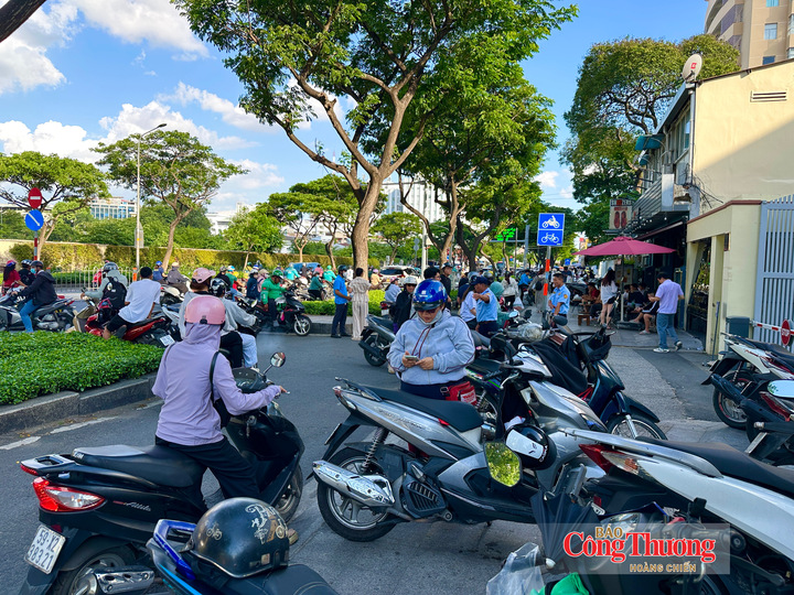 Phụ huynh tập trung đông tại Cửa hàng Sách Giáo dục (231 Nguyễn Văn Cừ) để tiếp tục tìm mua những cuốn sách giáo khoa còn thiếu.
