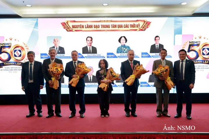 Ban Tổ chức trao quà vinh danh, tri ân các cán bộ nguyên là lãnh đạo SSO qua các thời kỳ.