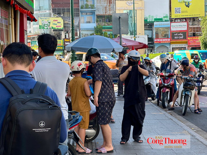 Nhiều phụ huynh phải ra về vì không mua được sách giáo khoa tại cửa hàng sách Nguyễn Văn Cừ.