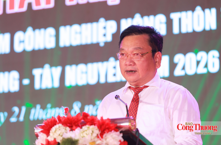 Phát biểu tại lễ khai mạc, Phó Chủ tịch UBND tỉnh Hà Tĩnh Hồ Huy Thành cho biết, việc Bộ Công Thương tin tưởng lựa chọn Hà Tĩnh là địa phương đăng cai tổ chức hội chợ năm 2026 là niềm vinh dự lớn đối với tỉnh, đồng thời cũng là sự ghi nhận đối với những kết quả và nỗ lực của Hà Tĩnh trong phát triển công nghiệp, thương mại, khuyến công và hỗ trợ doanh nghiệp thời gian qua.