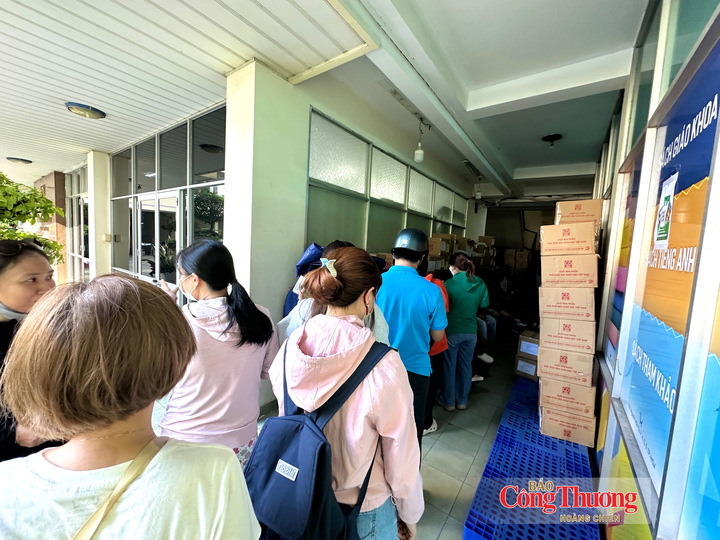 Phụ huynh xếp hàng chờ mua sách giáo khoa tại Cửa hàng sách giáo dục (231 Nguyễn Văn Cừ).