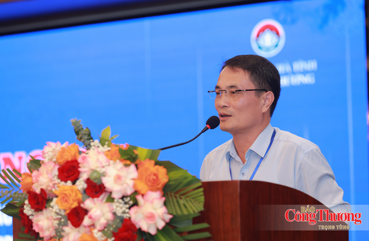 Tại hội nghị, các đại biểu cũng đã tập trung thảo luận, phản ánh những khó khăn trong quản lý, sử dụng kinh phí, cũng như đề xuất tăng cường liên kết cụm, vùng. Trong ảnh là đại biểu Phan Hoài Nam, Phó Giám đốc Sở Công Thương tỉnh Quảng Trị.