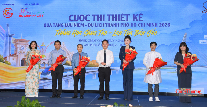 Ông Lê Trương Hiền Hòa, Phó Giám đốc Sở Du lịch TP. Hồ Chí Minh tặng hoa cho Ban Giám khảo cuộc thi.