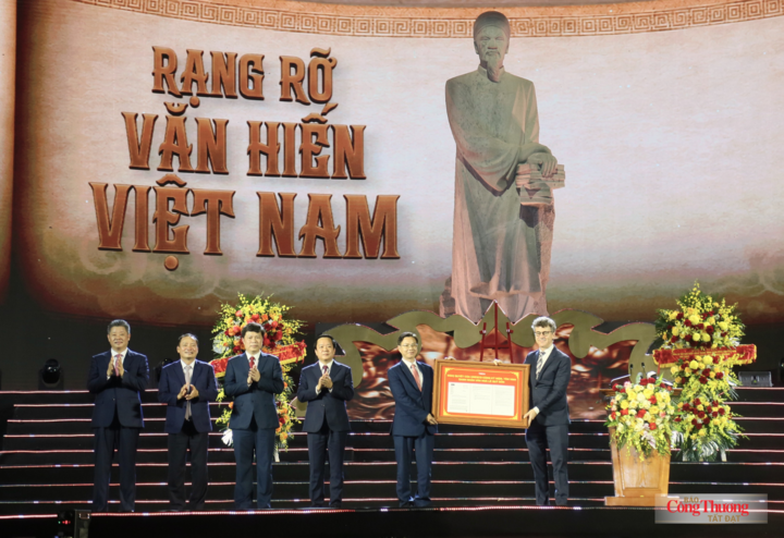 Ông Jonathan Wallace Baker - Trưởng Đại diện UNESCO tại Việt Nam trao Nghị quyết của UNESCO vinh danh và cùng tham gia kỷ niệm 300 năm ngày sinh Danh nhân văn hóa Lê Quý Đôn (1726-2026) cho đại diện Việt Nam và tỉnh Hưng Yên tối 31/7