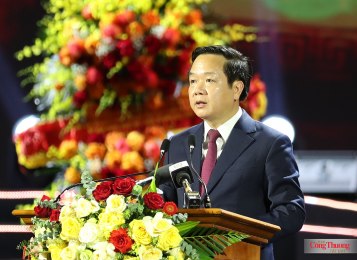 Bí thư Tỉnh ủy Hưng Yên Phạm Quang Ngọc phát biểu tại Chương trình nghệ thuật "Rạng rỡ văn hiến Việt Nam" kỷ niệm 300 năm Ngày sinh Danh nhân văn hóa Lê Quý Đôn và đón nhận Nghị quyết của UNESCO.